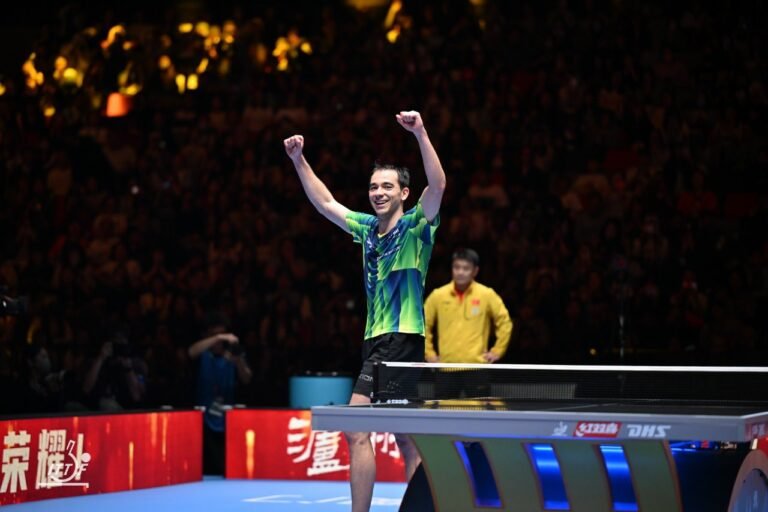 Hugo Calderano vence na estreia do Mundial de Tênis de Mesa 2025 em Doha