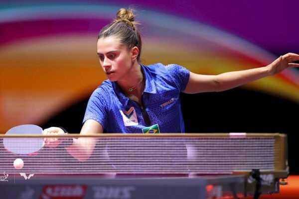 Bruna Takahashi faz história no Mundial de Tênis de Mesa 2025; Calderano também avança