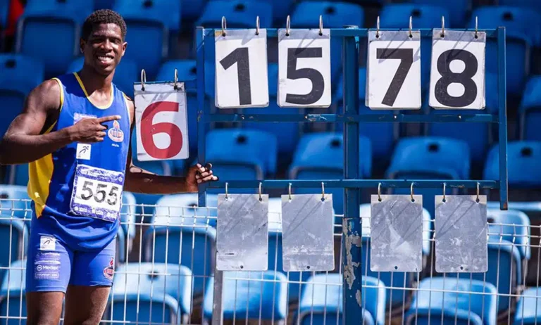 Alexander Cruz assume liderança mundial no salto triplo Sub-18
