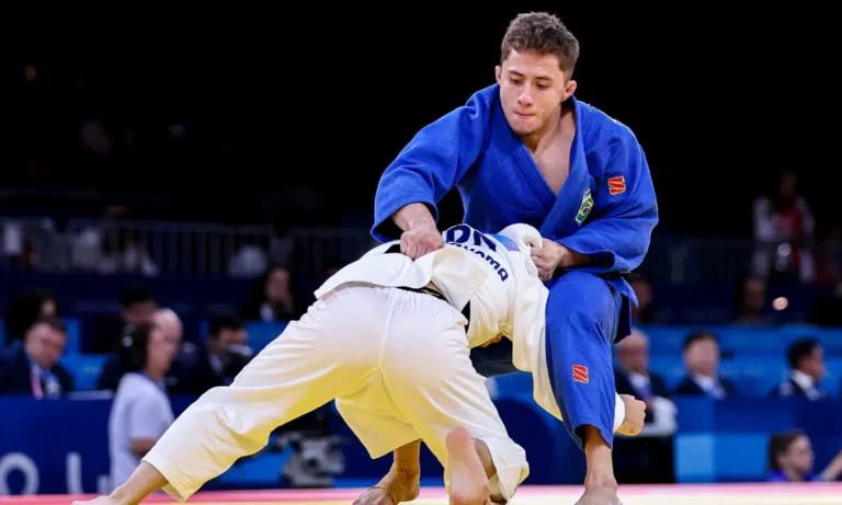 Michel Augusto brilha no Mundial de Judô 2025 e avança à semifinal dos 60kg